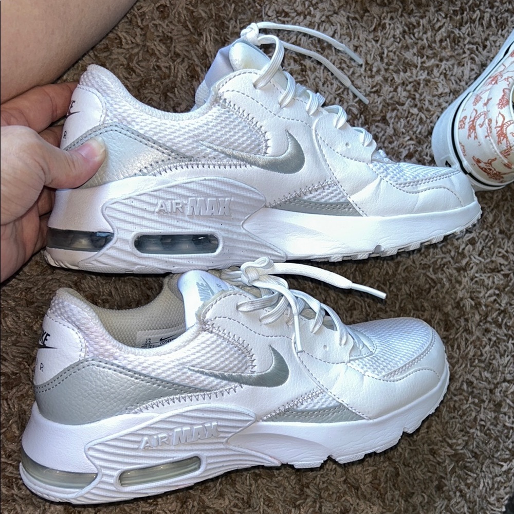 Nike- women’s 7.5 white/silver